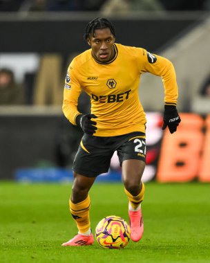 Wolverhampton Wanderers takımından Jean-Ricner Bellegarde, Premier League maçında Wolverhampton Wanderers 'a karşı Molineux, Wolverhampton, Birleşik Krallık' ta 25 Ocak 2025 'te oynanan maçta topu aldı.