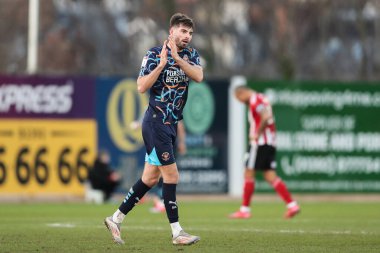 Blackpool 'dan Tom Bloxham, 25 Ocak 2025' te St James 'Park, Exeter, İngiltere' de oynanan Sky Bet 1 karşılaşmasında sahadan ayrılan taraftarları alkışlıyor.