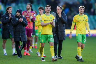 Norwich City 'den Kenny McLean, 25 Ocak 2025' te Norwich City, Norwich City 'de oynanan Sky Bet Şampiyonası maçının ardından takımların kazandığı galibiyet sonrasında taraftarları kabul ediyor.
