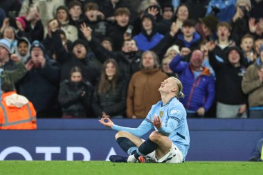 Manchester City 'den Erling Haaland, 25 Ocak 2025 tarihinde Etihad Stadyumu' nda oynanan Premier League maçında Manchester City ile Chelsea maçında 2-1 kazanma golünü kutluyor.