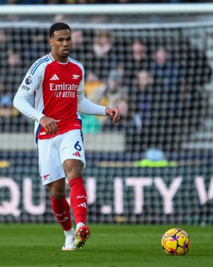 Gabriel, Premier Lig maçında pas veriyor Wolverhampton Wanderers, Molineux, Wolverhampton, Birleşik Krallık 'ta Arsenal' e karşı, 25 Ocak 2025
