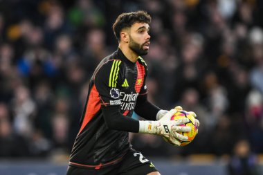 Arsenal 'den David Raya, Premier League maçında Wolverhampton Wanderers' a karşı Molineux, Wolverhampton, Birleşik Krallık 'ta 25 Ocak 2025' te oynanan maçta topla hareket halinde.
