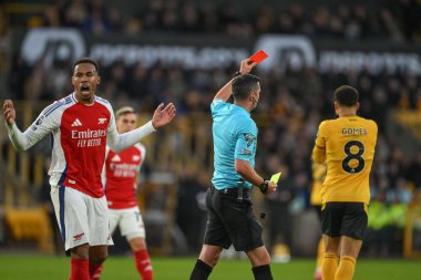 Hakem Michael Oliver, Wolverhampton Wanderers ile Molineux, Wolverhampton, Birleşik Krallık 'ta oynanan Premier League maçında Joo Gomes' a kırmızı kart verdi.