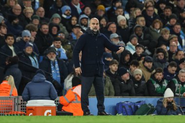 Manchester City 'nin Pep Guardiola teknik direktörü, Manchester City' nin Chelsea 'ye karşı 25 Ocak 2025' te Etihad Stadyumu 'nda oynadığı Premier League maçında takım talimatlarını verir.