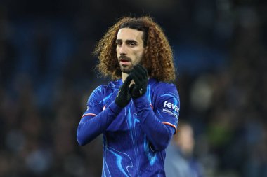 Chelsea 'den Marc Cucurella, Premier League maçından sonra Manchester City ile Chelsea maçında İngiltere' nin Etihad Stadyumu 'nda 25 Ocak 2025' te oynanan gezgin taraftarları alkışlıyor.