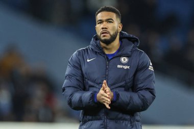 Chelsea 'den Reece James, Premier League maçından sonra Manchester City' nin Chelsea 'ye karşı oynadığı Etihad Stadyumu' nda 25 Ocak 2025 'te oynanan gezici taraftarları alkışlıyor.