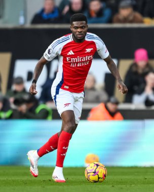 Arsenal 'den Thomas Partey Premier Lig maçı sırasında Wolverhampton Wanderers ile Molineux, Wolverhampton, Birleşik Krallık' ta 25 Ocak 2025 'te oynanan Arsenal maçında topla hareket halinde.
