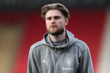 Blackpool takımından Hayden Coulson, 25 Ocak 2025 'te St. James' Park, Exeter, İngiltere 'de oynanan 1.