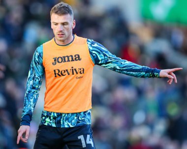 Swansea City AFC 'den Josh Tymon, 25 Ocak 2025' te Norwich City ile Swansea City arasında oynanan karşılaşma öncesinde ısınıyor.