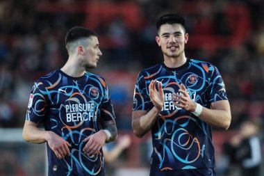 Blackpool 'dan Elkan Baggott, 25 Ocak 2025' te St James 'Park, Exeter' da oynanan Sky Bet 1 maçı sonrasında gezgin taraftarları alkışlıyor.