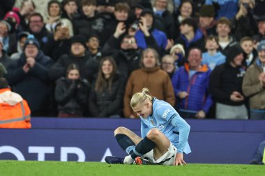 Manchester City 'den Erling Haaland, 25 Ocak 2025 tarihinde Etihad Stadyumu' nda oynanan Premier League maçında Manchester City ile Chelsea maçında 2-1 kazanma golünü kutluyor.