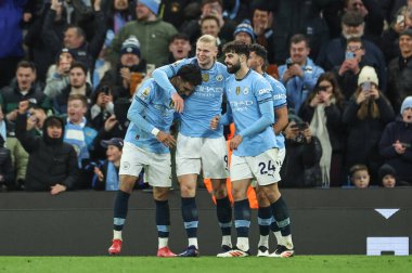 Manchester City 'den Erling Haaland, 25 Ocak 2025 tarihinde Etihad Stadyumu' nda oynanan Premier League maçında Manchester City ile Chelsea maçında 2-1 kazanma golünü kutluyor.