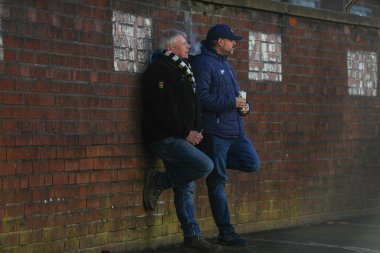 Preston North End taraftarı, 25 Ocak 2025 'te Deepdale, Preston, İngiltere' de oynanan Sky Bet Şampiyonası öncesinde, viraj açılışının yapılmasını beklerken duvara yaslandı.