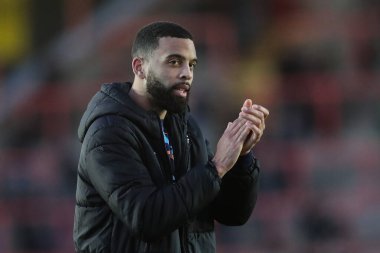 Blackpool 'dan CJ Hamilton, 25 Ocak 2025' te St James 'Park, Exeter, İngiltere' de oynanan Sky Bet 1 maçı sonrasında gezgin taraftarları alkışlıyor.