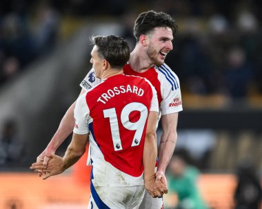 Arsenal 'den Declan Rice ve Leandro Trossard, 25 Ocak 2025' te Molineux, Wolverhampton, Birleşik Krallık 'ta oynanan Premier League maçının galibiyetini kutluyorlar.