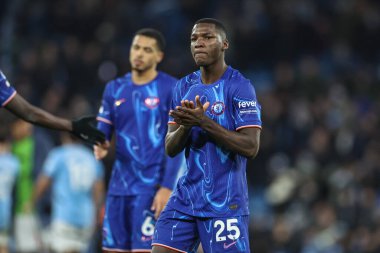 Chelsea 'den Moiss Caicedo, Premier League maçından sonra İngiltere' nin Etihad Stadyumu 'nda Manchester City ile Chelsea arasındaki maçı izleyen taraftarları alkışlıyor.