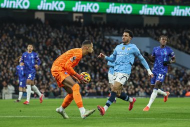 Chelsea 'den Robert Snchez, Manchester City' nin Chelsea 'ye karşı oynadığı Premier League maçında Manchester City' den Omar Marmoush 'un baskısını topluyor.