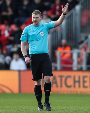 Hakem James Oldham, Sky Bet Ligi 1 karşılaşmasında Exeter City, St. James 'Park, Exeter, İngiltere' de Blackpool 'a karşı, 25 Ocak 2025