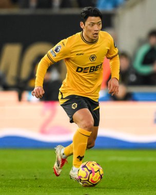 Wolverhampton Wanderers takımından Hwang Hee-Chan, Premier League maçında Wolverhampton Wanderers, Molineux, Wolverhampton, Birleşik Krallık 'ta 25 Ocak 2025' te Arsenal maçında topa vuruyor.