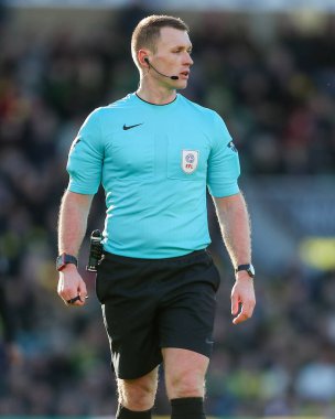 Hakem Thomas Bramall, 25 Ocak 2025 'te Norwich City, Norwich City ile Norwich City arasındaki Sky Bet Şampiyonası maçına bakıyor.