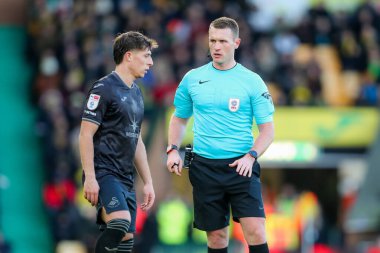 Hakem Thomas Bramall, 25 Ocak 2025 'te Norwich City, Norwich City ile Norwich City arasında oynanan Sky Bet Şampiyonası maçında hareket halinde.