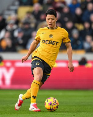 Wolverhampton Wanderers takımından Hwang Hee-Chan, Premier League maçında Wolverhampton Wanderers, Molineux, Wolverhampton, Birleşik Krallık 'ta 25 Ocak 2025' te Arsenal maçında topa vuruyor.