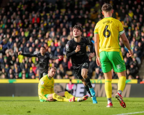 Swansea City AFC 'den Liam Cullen, 25 Ocak 2025' te Norwich City ve Swansea City 'nin Carrow Road, Norwich, İngiltere' de oynadığı Sky Bet Şampiyonası maçında 1-1 kazanma hedefini kutluyor.