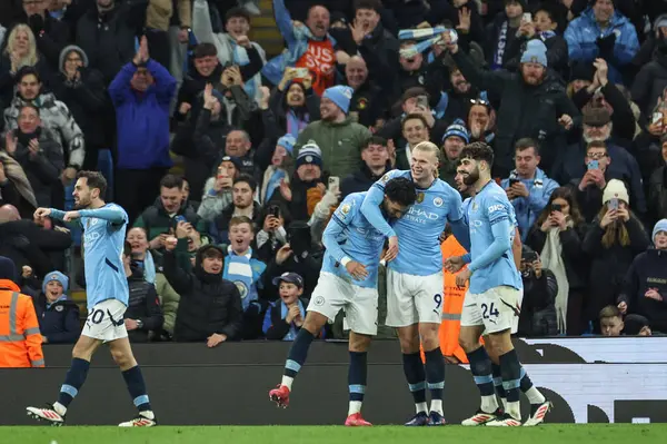 Manchester City 'den Erling Haaland, 25 Ocak 2025 tarihinde Etihad Stadyumu' nda oynanan Premier League maçında Manchester City ile Chelsea maçında 2-1 kazanma golünü kutluyor.