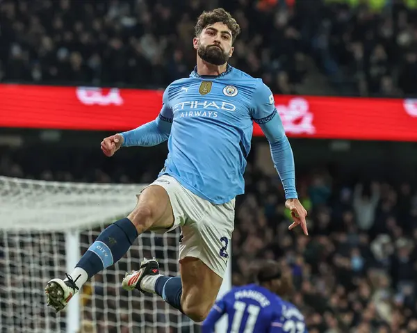 Manchester City 'den Joko Gvardiol, 25 Ocak 2025' te Etihad Stadyumu 'nda oynanan Premier League maçında 1-1' lik galibiyetini kutluyor.
