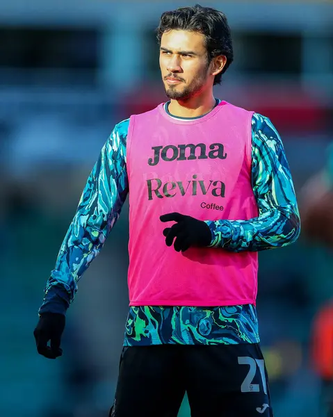 Swansea City AFC 'den Nathan Tjoe-A-On, 25 Ocak 2025' te Norwich City, Norwich City ile Swansea City arasındaki maç öncesinde ısınıyor.