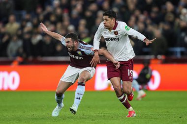 Aston Villa 'dan John McGinn ve West Ham United' dan Edson Ivarez Premier Lig karşılaşması sırasında Villa Park, Birmingham, Birleşik Krallık 'ta Aston Villa-West Ham United maçında yer almak için savaştılar.