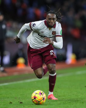 West Ham United takımından Aaron Wan-Bissaka, Premier Lig maçında, 26 Ocak 2025 'te Birmingham, Birmingham' daki Villa Park 'ta Aston Villa-West Ham United maçında topa vuruyor.