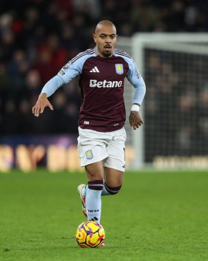 Aston Villa 'dan Donyell Malen, Premier Lig maçı sırasında Villa Park, Birmingham, Birleşik Krallık' ta Aston Villa-West Ham United maçında topa vuruyor.