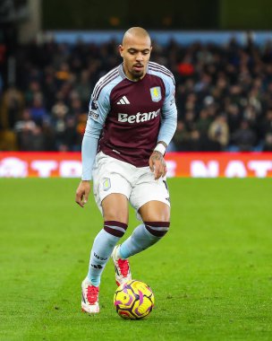 Aston Villa 'dan Donyell Malen, Premier Lig maçı sırasında Villa Park, Birmingham, Birleşik Krallık' ta Aston Villa-West Ham United maçında topa vuruyor.