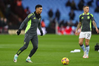 Aston Villa 'dan Ollie Watkins Premier Lig karşılaşması öncesinde İngiltere' nin Birmingham kentinde Villa Park 'ta oynanan Aston Villa-West Ham United maçında ısınma turunda