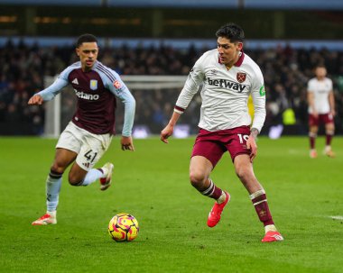 West Ham United takımından Edson Ivarez, Premier Lig maçında, 26 Ocak 2025 'te Birmingham, Birmingham' daki Villa Park 'ta Aston Villa-West Ham United maçında topa vuruyor.