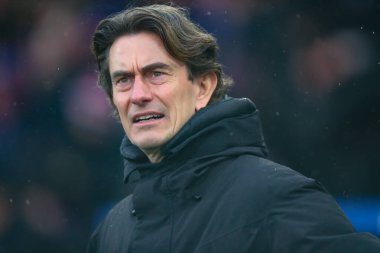 Brentford 'dan Thomas Frank, 26 Ocak 2025' te İngiltere 'nin Selhurst Park kentinde oynanan Premier Lig maçı sırasında izlemektedir.
