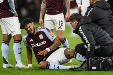 Aston Villa 'dan Tyrone Mings, Premier League maçında diz çöküp tedavi görüyor. Aston Villa, West Ham United' a karşı Villa Park, Birmingham, Birleşik Krallık, 26 Ocak 2025.