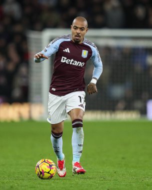 Aston Villa 'dan Donyell Malen, Premier Lig maçı sırasında Villa Park, Birmingham, Birleşik Krallık' ta Aston Villa-West Ham United maçında topa vuruyor.