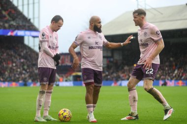 Brentford 'dan Bryan Mbeumo, 26 Ocak 2025' te İngiltere 'nin Selhurst Park kentinde oynanan Premier League maçı sırasında Brentford' dan Nathan Collins ile konuştu.