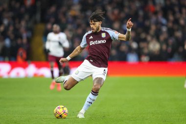 Aston Villa takımından Tyrone Mings, Premier League maçında topla birlikte Villa Park, Birmingham, Birleşik Krallık 'ta Aston Villa-West Ham United maçına çıktı.