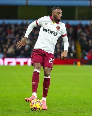 West Ham United takımından Aaron Wan-Bissaka, Premier Lig maçında, 26 Ocak 2025 'te Birmingham, Birmingham' daki Villa Park 'ta Aston Villa-West Ham United maçında topa vuruyor.