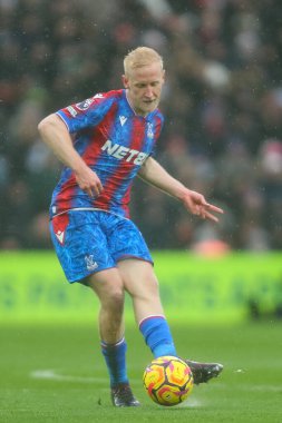 Crystal Palace 'dan Will Hughes Premier League maçı sırasında topla birlikte Londra, Selhurst Park' ta Crystal Palace 'a karşı Brentford maçı, 26 Ocak 2025