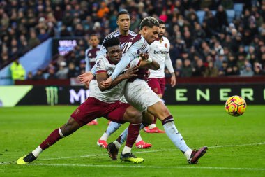 Aston Villa 'dan Morgan Rogers, 26 Ocak 2025' te Birmingham 'daki Villa Park' ta oynanan Premier Lig karşılaşmasında topu West Ham United 'dan Muhammed Kudus' tan koruyor.