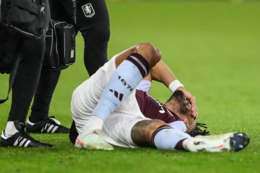 Aston Villa takımından Tyrone Mings, Premier Lig maçında diziyle yere düştü. Aston Villa, West Ham United 'a karşı Villa Park, Birmingham, Birleşik Krallık, 26 Ocak 2025