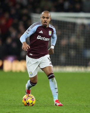 Aston Villa 'dan Donyell Malen, Premier Lig maçı sırasında Villa Park, Birmingham, Birleşik Krallık' ta Aston Villa-West Ham United maçında topa vuruyor.