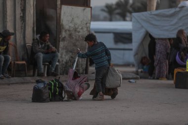 Yerlerinden edilen Filistinliler, savaşın sona ermesinden ve İsrail ile Hama arasındaki anlaşmanın sonuçlanmasından sonra, bir yıldan uzun bir süre boyunca evlerinden sürüldükten sonra, yarın sabah Gazze Şeridi 'ndeki evlerine dönmeye hazırlanıyorlar.