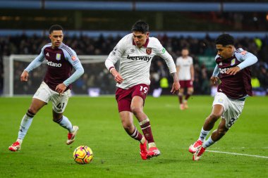 West Ham United takımından Edson Ivarez, Premier Lig maçında, 26 Ocak 2025 'te Birmingham, Birmingham' daki Villa Park 'ta Aston Villa-West Ham United maçında topa vuruyor.