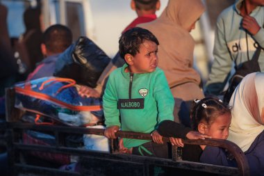 Yerlerinden edilen Filistinliler, savaşın sona ermesinden ve İsrail ile Hama arasındaki anlaşmanın sonuçlanmasından sonra, bir yıldan uzun bir süre boyunca evlerinden sürüldükten sonra, yarın sabah Gazze Şeridi 'ndeki evlerine dönmeye hazırlanıyorlar.