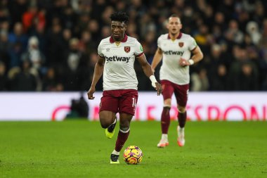 West Ham United takımından Muhammed Kudus, Premier Lig maçında Villa Park, Birmingham, Birleşik Krallık 'ta Aston Villa-West Ham United maçında topu kırdı.